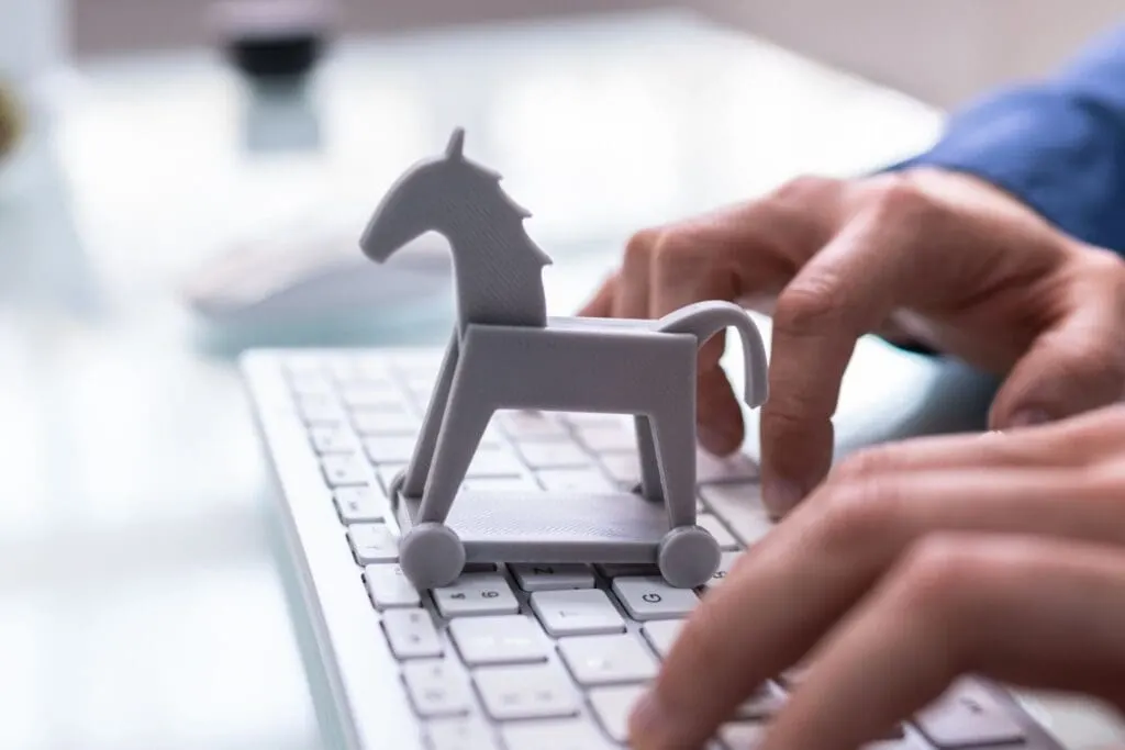 afbeelding van trojaans paard op een toetsenbord
